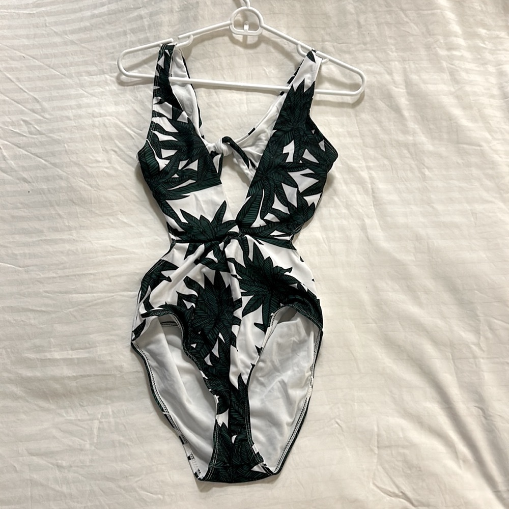 NEVER WORN 🌴 Tropical One Piece Bathing Suit